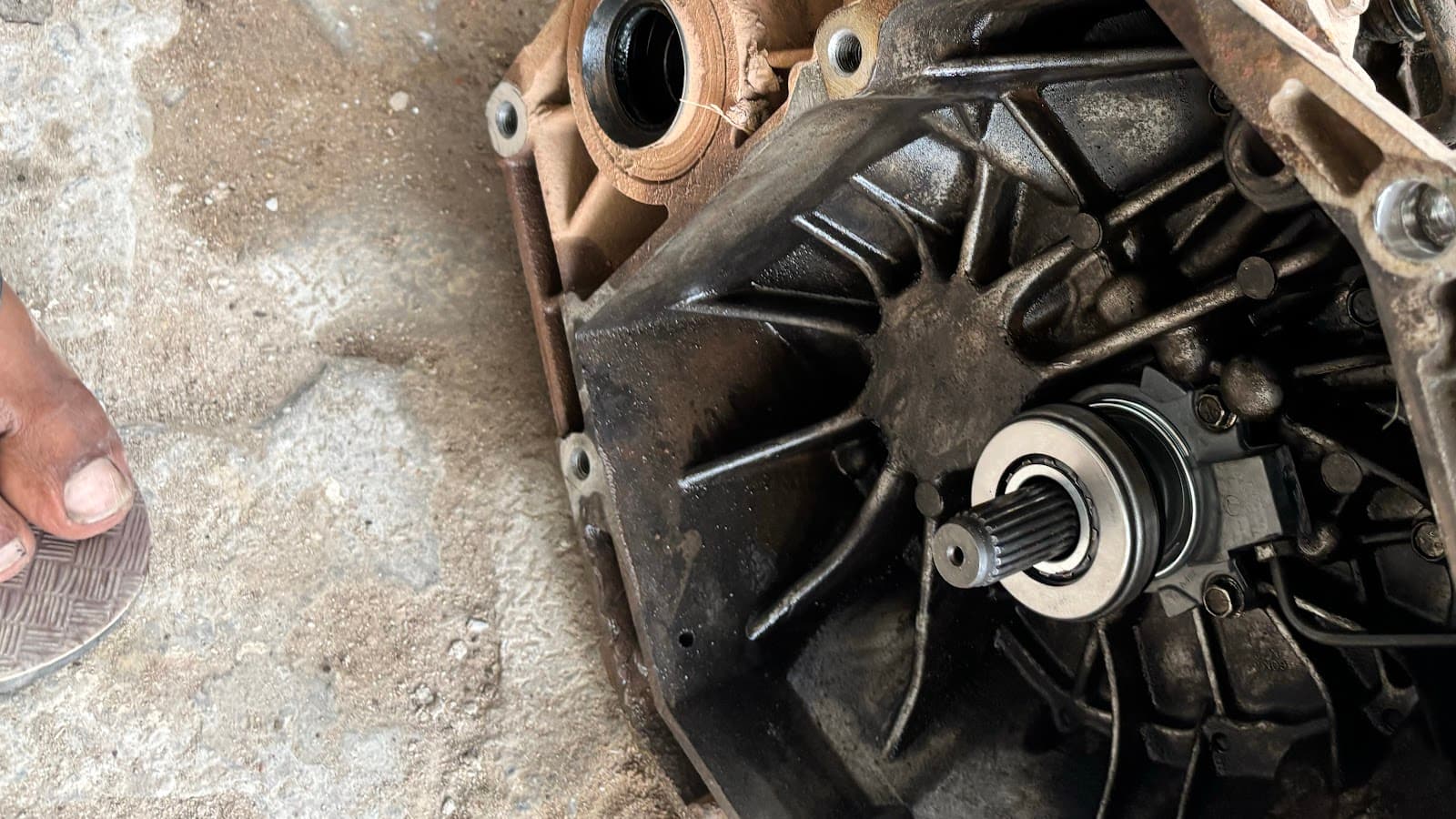 Gearbox bell housing opened for a clutch job